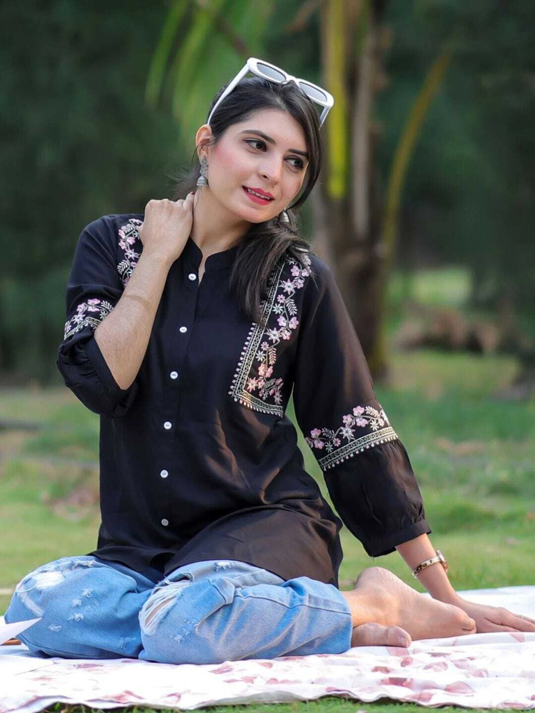 Women’s Black Embroidered Floral Rayon Straight Kurta